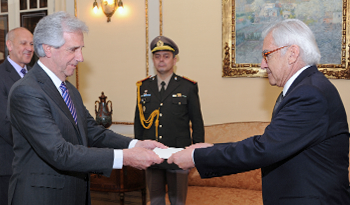 Presidente Vázquez recibió cartas credenciales del embajador de Chile Mario Fernández Presidente Vázquez recibió cartas credenciales del embajador de Chile Mario Fernández