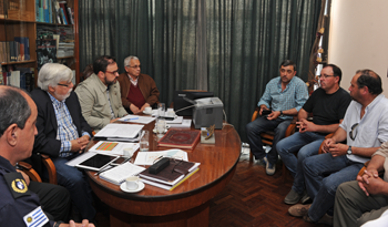 Ministro Eduardo Bonomi con vecinos de San José Ministro Eduardo Bonomi con vecinos de San José