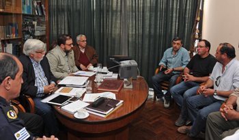 Ministro Eduardo Bonomi con vecinos de San José