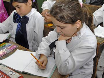 Niños escolares en clase Niños escolares en clase