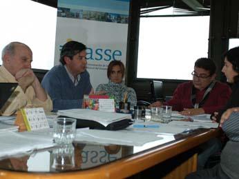 Vista de la mesa con los entrevistados Vista de la mesa con los entrevistados