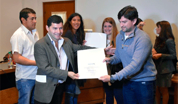 Director Eduardo Pereyra entrega certificados de cursos laborales en Salto
