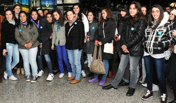 Grupo de quinceañeras favorecidas por programa del Ministerio de Turismo y Deporte