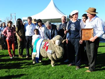 Presidente Mujica en premiación de ejemplares campeones en el Prado Presidente Mujica en premiación de ejemplares campeones en el Prado