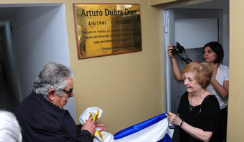 El Presidente José Mujica y familiares de Arturo Dubra inauguran policlínicas donde estaba "la isla" del Penal de Libertad El Presidente José Mujica y familiares de Arturo Dubra inauguran policlínicas donde estaba "la isla" del Penal de Libertad