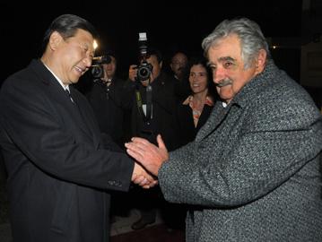 Vicepresidente Xi Jinping y Presidente José Mujica dándose la mano Vicepresidente Xi Jinping y Presidente José Mujica dándose la mano