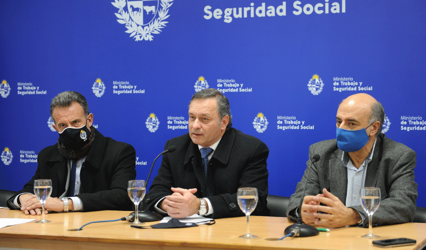 Ministro Daniel Salinas, secretario Álvaro Delgado y ministro Pablo Mieres Ministro Daniel Salinas, secretario Álvaro Delgado y ministro Pablo Mieres