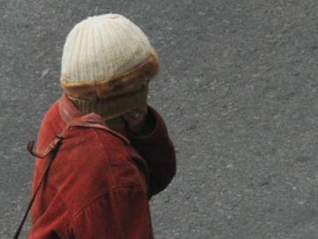 Transeúnte abrigada para paliar bajas temperaturas Transeúnte abrigada para paliar bajas temperaturas
