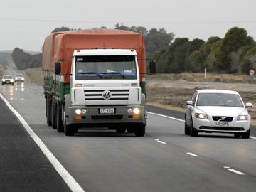 Camión enlonado circulando en ruta