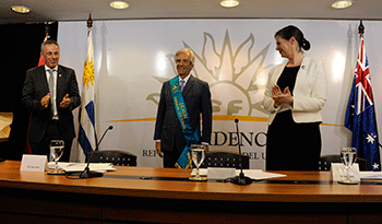 El presidente Tabaré Vázquez recibe título "honoris causa" de la Universidad de Deakin El presidente Tabaré Vázquez recibe título "honoris causa" de la Universidad de Deakin