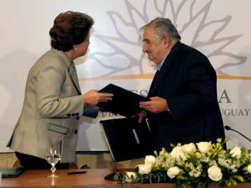 Presidentes intercambiando acuerdos Presidentes intercambiando acuerdos