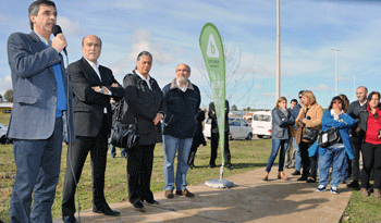 Álvaro García, acompañado por autoridades departamentales Álvaro García, acompañado por autoridades departamentales