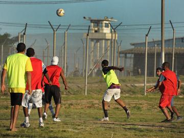 Personas en la cárcel jugando al fútbol Personas en la cárcel jugando al fútbol
