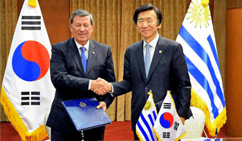 Rodolfo Nin Novoa y Byung-se Yun en República de Corea Rodolfo Nin Novoa y Byung-se Yun en República de Corea