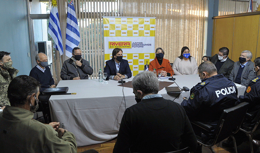 Presidente Lacalle Pou con autoridades del Cecoed de Rivera