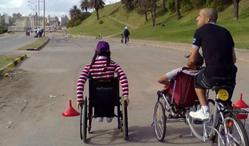 Personas con discapacidad en silla de ruedas Personas con discapacidad en silla de ruedas