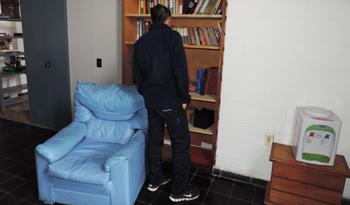 Carlos de 21 años, integrante de la cooperativa, culminando su jornada laboral en El Achique