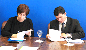 Marina Arsimendi y Eduardo Pereya en firma de convenio Marina Arsimendi y Eduardo Pereya en firma de convenio