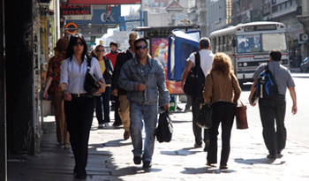 Ciudadanos caminando por avenida 18 de Julio