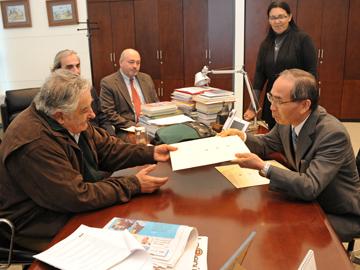 El Presidente Mujica recibió al embajador de Japón, Kazuaki Obe El Presidente Mujica recibió al embajador de Japón, Kazuaki Obe