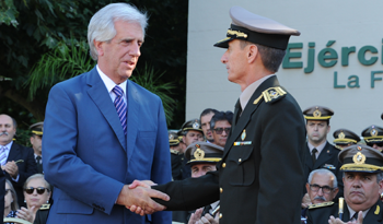El presidente Tabaré Vázquez impone en el cargo de comandante en jefe del Ejército a José Ariel González