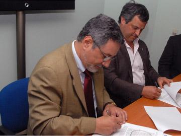 Autoridades firmando convenio Autoridades firmando convenio