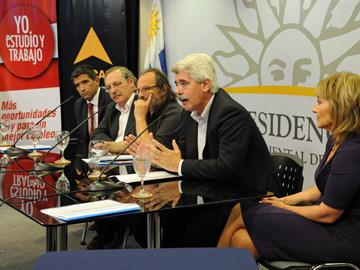 Autoridades en lanzamiento de "Yo estudio y trabajo" en sala de prensa de Torre Ejecutiva Autoridades en lanzamiento de "Yo estudio y trabajo" en sala de prensa de Torre Ejecutiva