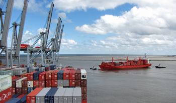 Contenedores en el puerto de Montevideo