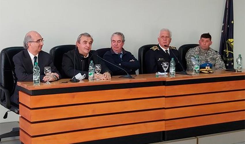 Autoridades de los ministerios de Interior y Transporte Autoridades de los ministerios de Interior y Transporte