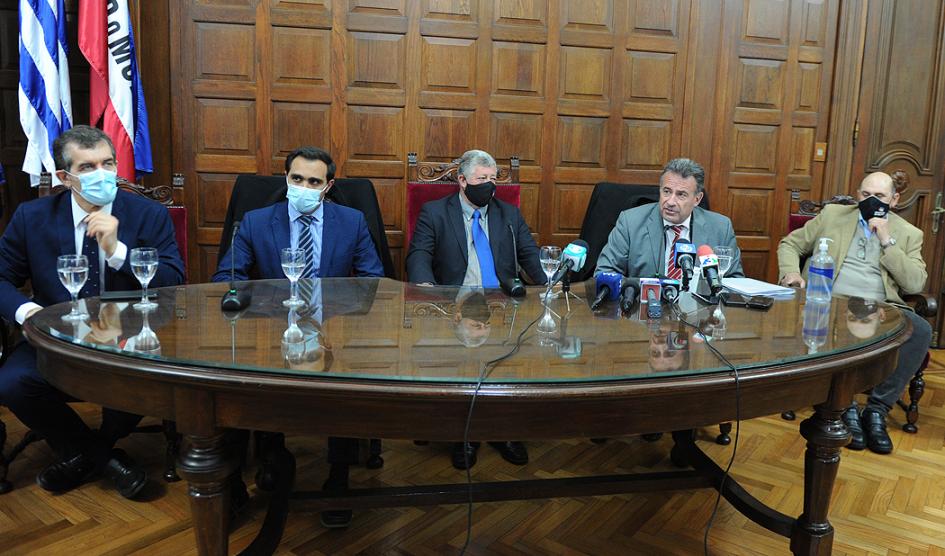 Autoridades del Ministerio de Salud Pública y de la Intendencia de Colonia Autoridades del Ministerio de Salud Pública y de la Intendencia de Colonia
