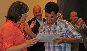 Estudiante recibe su diploma del programa ProCES Estudiante recibe su diploma del programa ProCES