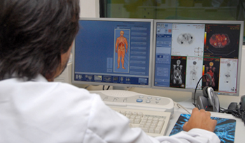 Trabajador de la salud cumpliendo funciones