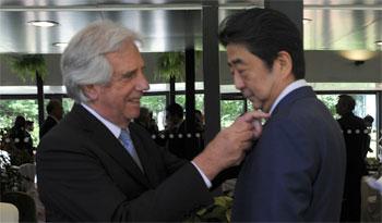 Tabaré Vázquez condecora a Shinzō Abe