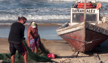 Pescadores en costas uruguayas