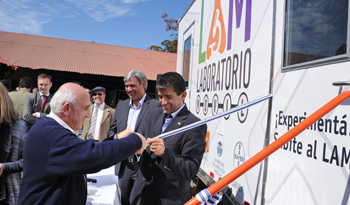 El vicepresidente Raúl Sendic cortó la cinta de inauguración del Laboratorio Móvil