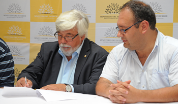 El ministro del Interior, Eduardo Bonomi, y el intendente de Paysandú, Guillermo Caraballo, firman convenio El ministro del Interior, Eduardo Bonomi, y el intendente de Paysandú, Guillermo Caraballo, firman convenio
