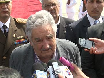 Presidente Mujica, en su arribo a Caracas Presidente Mujica, en su arribo a Caracas