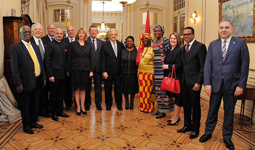 Presidente Vázquez junto a diplomáticos acreditados ante Uruguay