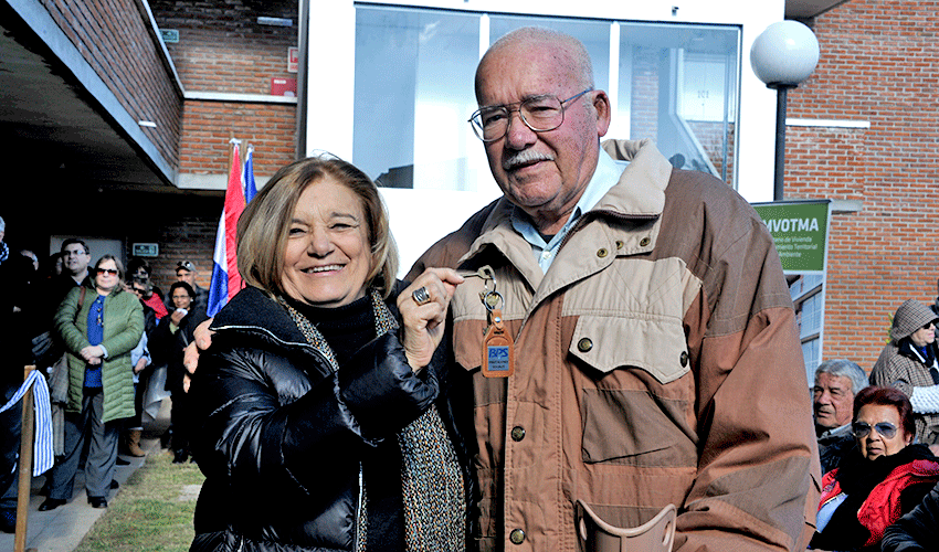 Eneida de León entrega llaves de vivienda Eneida de León entrega llaves de vivienda