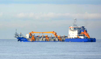 Barco que realiza dragado en construcción de terminal de regasificación, frente a Puntas de Sayago Barco que realiza dragado en construcción de terminal de regasificación, frente a Puntas de Sayago
