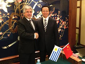 Ministro de Ganadería, Tabaré Aguerre, saluda a su par de China en el foro de ministros Ministro de Ganadería, Tabaré Aguerre, saluda a su par de China en el foro de ministros