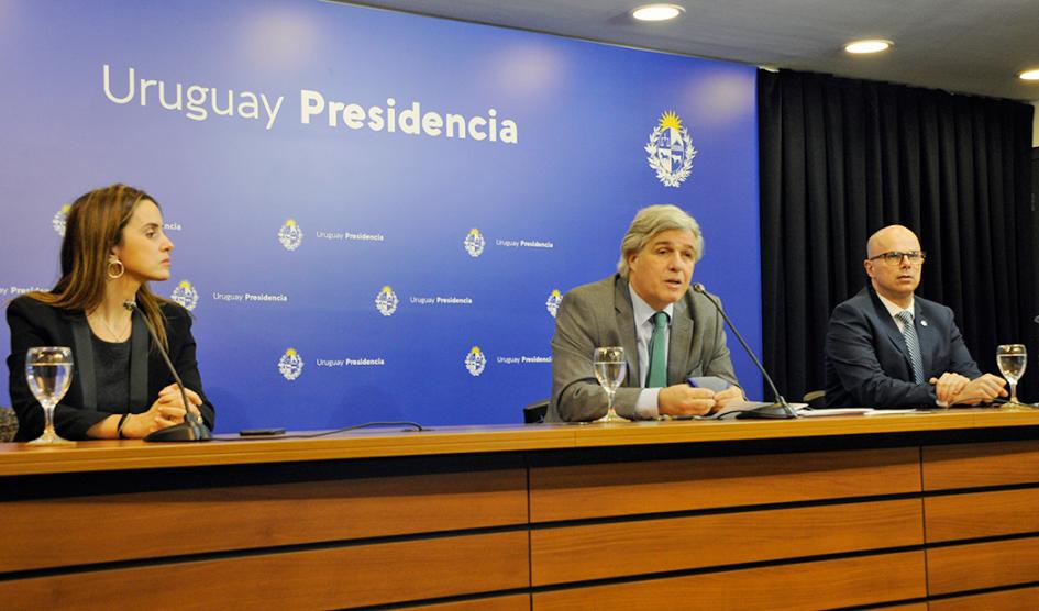 Canciller Francisco Bustillo, junto a la subsecretaria de Relaciones Exteriores, Carolina Ache, y el director de Secretaría, Diego Escuder