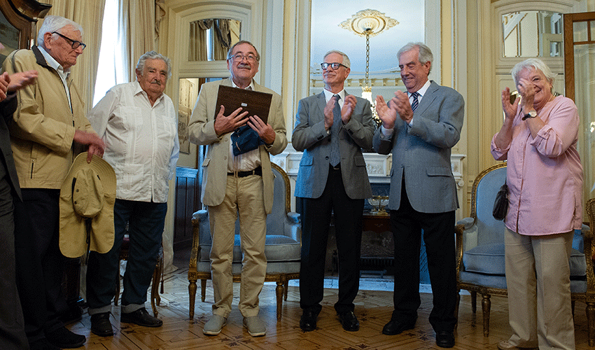 Henry Engler recibe reconocimiento de manos del presidente Tabaré Vázquez Henry Engler recibe reconocimiento de manos del presidente Tabaré Vázquez