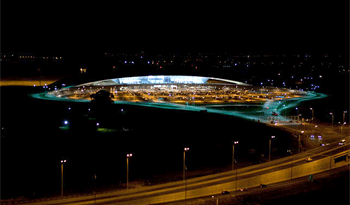 Aeropuerto internacional de Carrasco iluminado a pleno