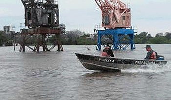 Tareas de asistencia de las Fuerzas Armadas en el río Uruguay