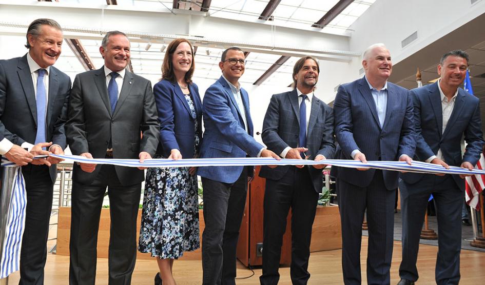 Presidente Luis Lacalle Pou en corte de cinta de inauguración de obras de Sabre junto a representantes del Gobierno e integrantes de la empresa