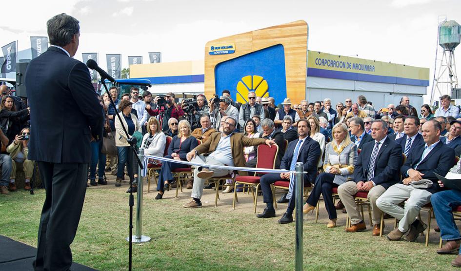Presidente Luis Lacalle Pou junto a autoridades nacionales y departamentales escuchan la oratoria del presidente de la ARU, Gonzalo Valdés Presidente Luis Lacalle Pou junto a autoridades nacionales y departamentales escuchan la oratoria del presidente de la ARU, Gonzalo Valdés