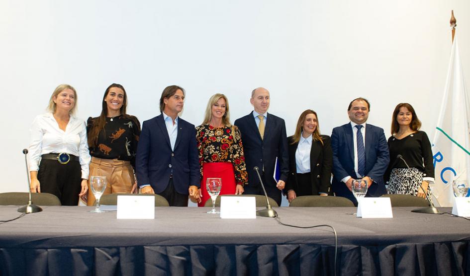 Presidente Luis Lacalle Pou junto impulsora del programa Sembrando, Lorena Ponce de León y demás integrantes de la iniciativa