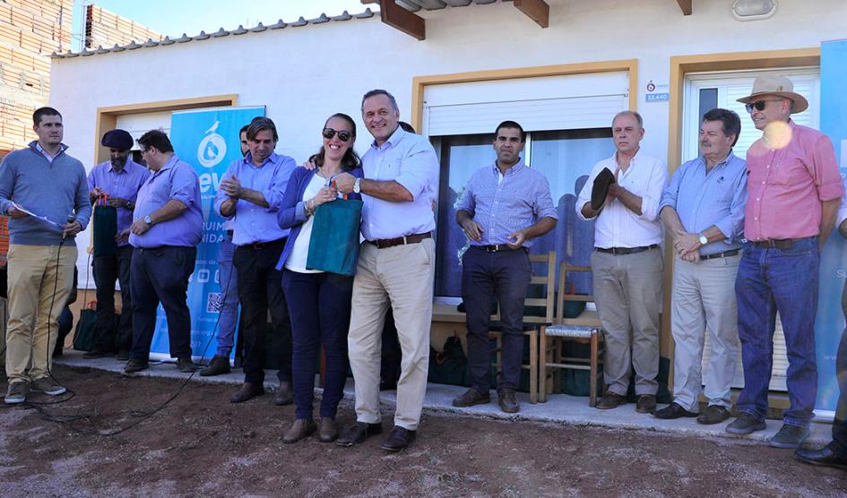 Delgado en entrega de viviendas de Mevir