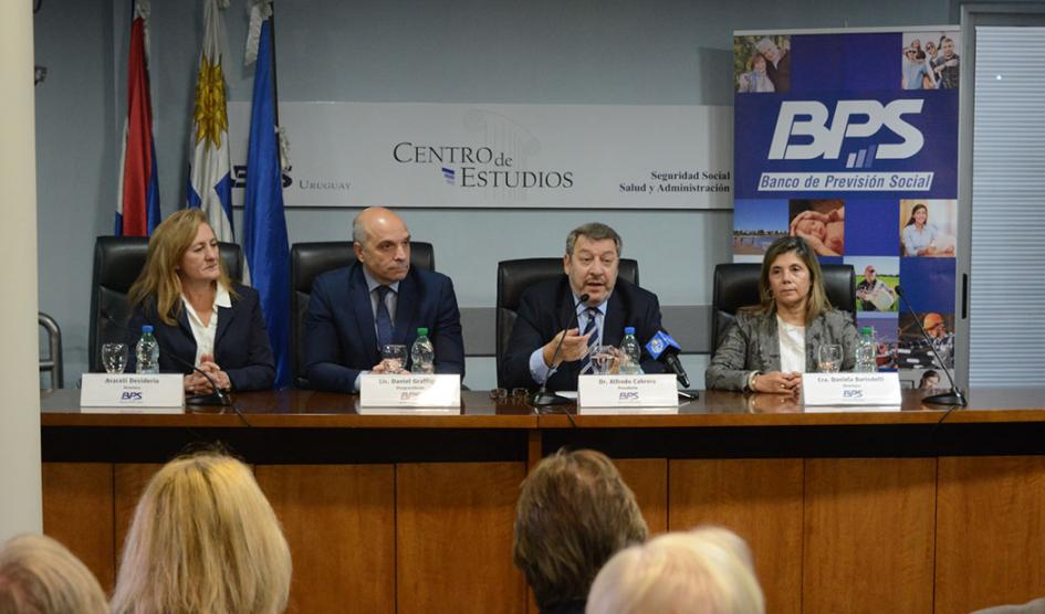 Titular del BPS, Alfredo Cabrera, explica durante el acto los alcances de nuevo sistema Titular del BPS, Alfredo Cabrera, explica durante el acto los alcances de nuevo sistema